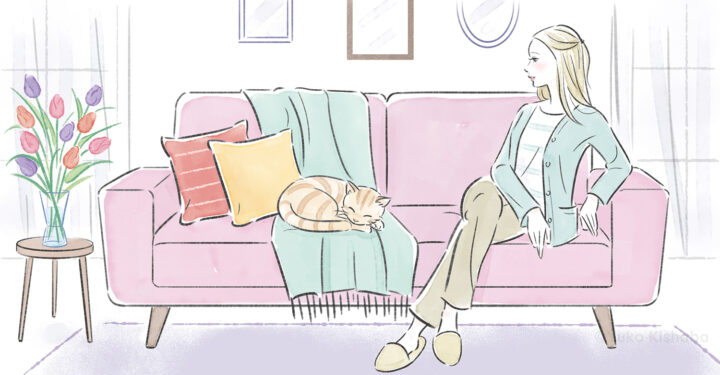 ソファに座る女性と猫の水彩イラスト