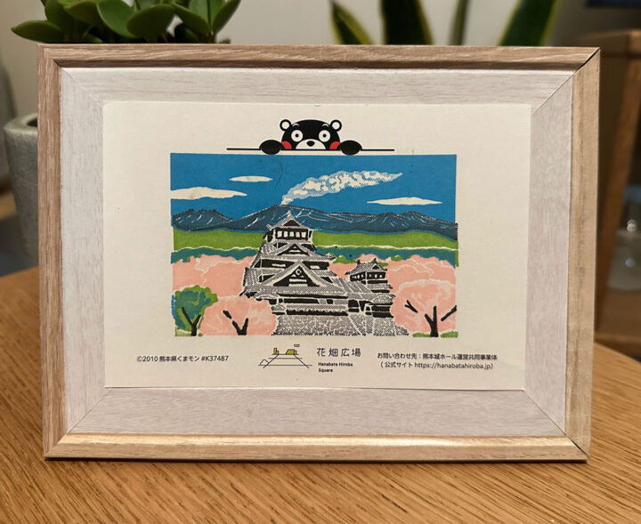 熊本県・花畑広場のスタンプラリーのスタンプイラスト。春の熊本城、阿蘇山、桜の絵。額装されている
