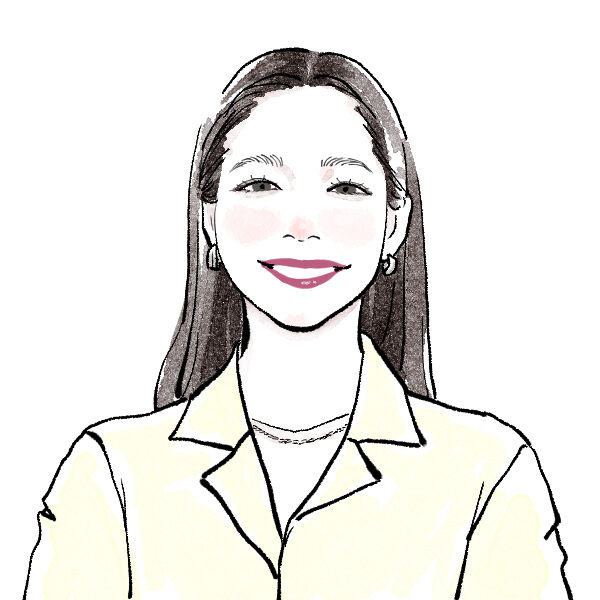 落ち着いた表情で微笑むロングヘアの女性の似顔絵イラスト。シンプルで上品なタッチで描かれ、淡いイエローのシャツが柔らかい印象を与えている。