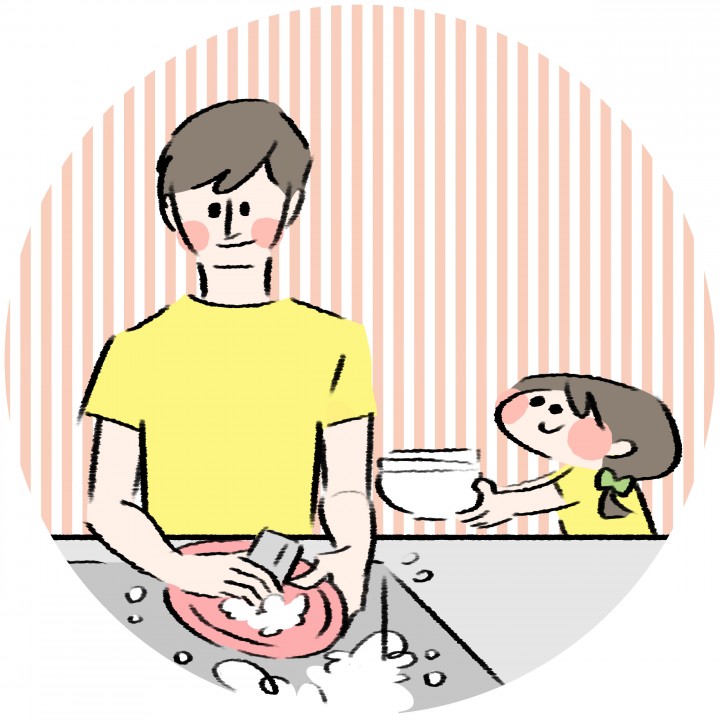 【家族】食器を片付ける親子