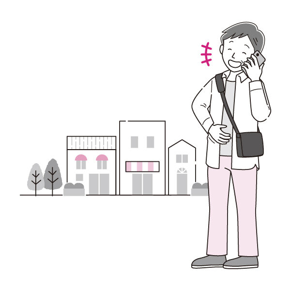 街中で電話で話しながら笑う男性