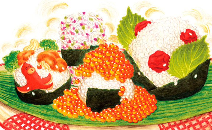 色鉛筆を使って手描きで描かれた食べ物のイラスト。いくら、梅、しらす、からあげ、タコウインナーのおにぎりが和風のお皿に盛られている。和食の料理の魅力が伝わる、絵本のようなイラスト